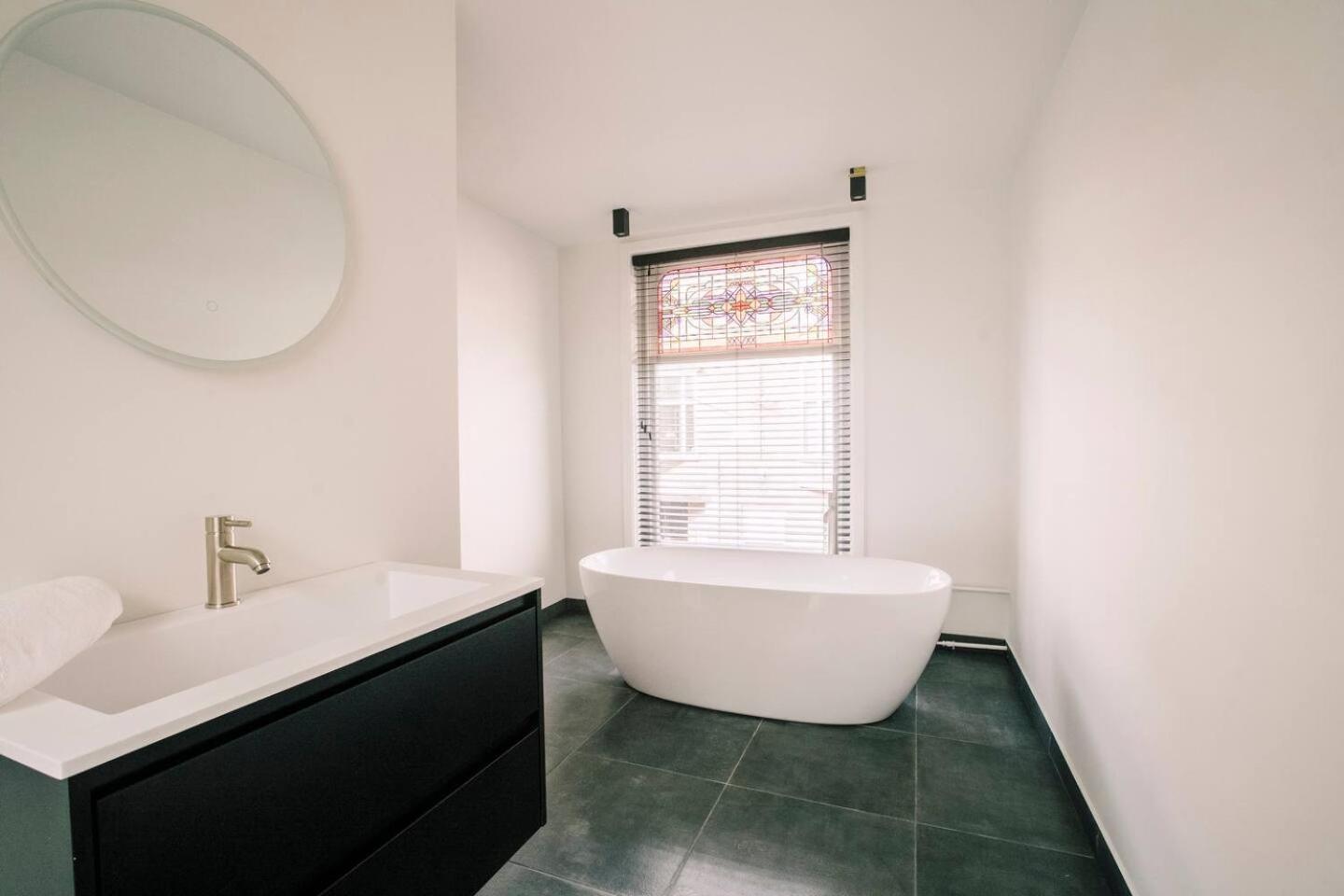 Xxl Loft With Bath Located Stadsvilla Tilburg Eksteriør bilde