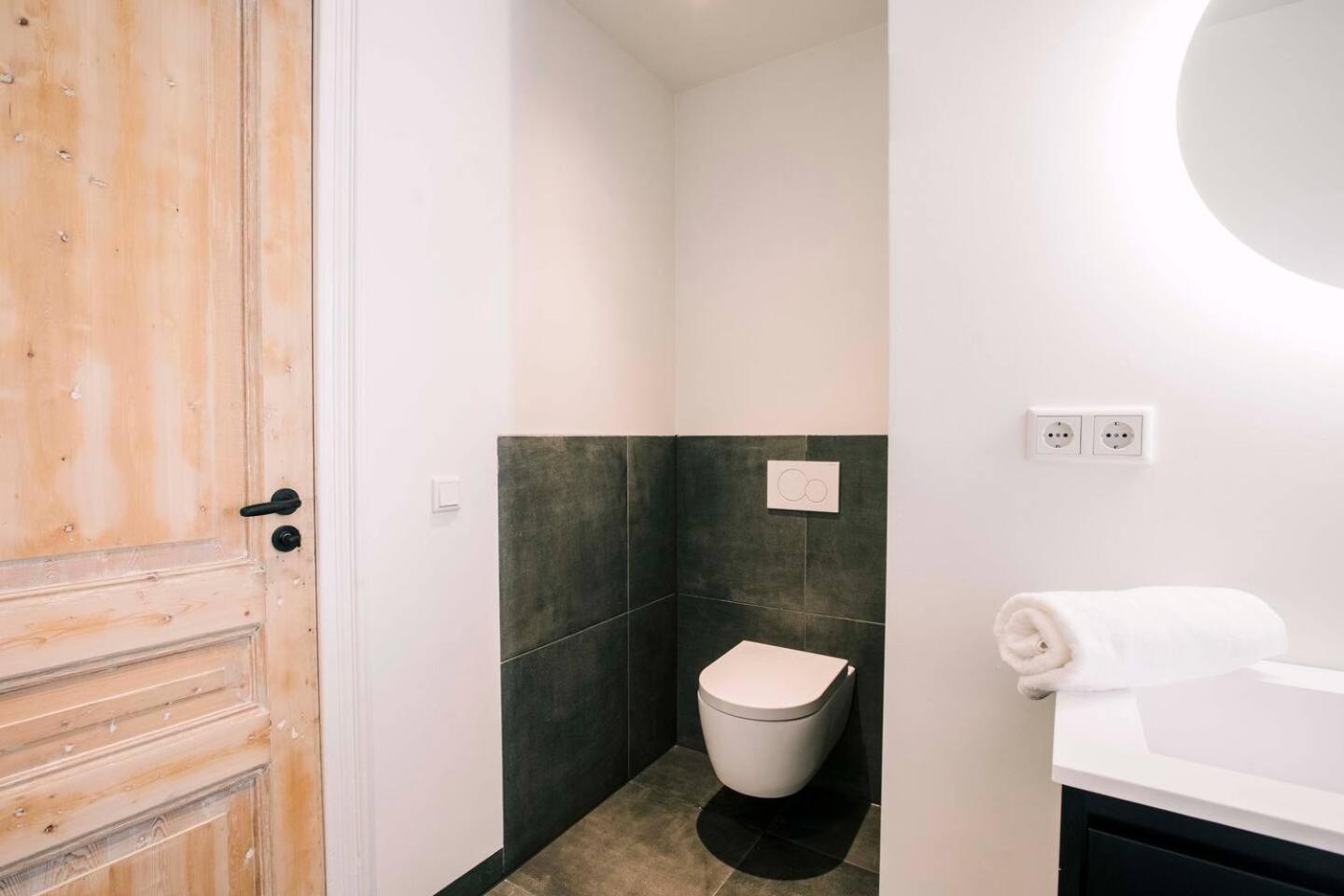 Xxl Loft With Bath Located Stadsvilla Tilburg Eksteriør bilde
