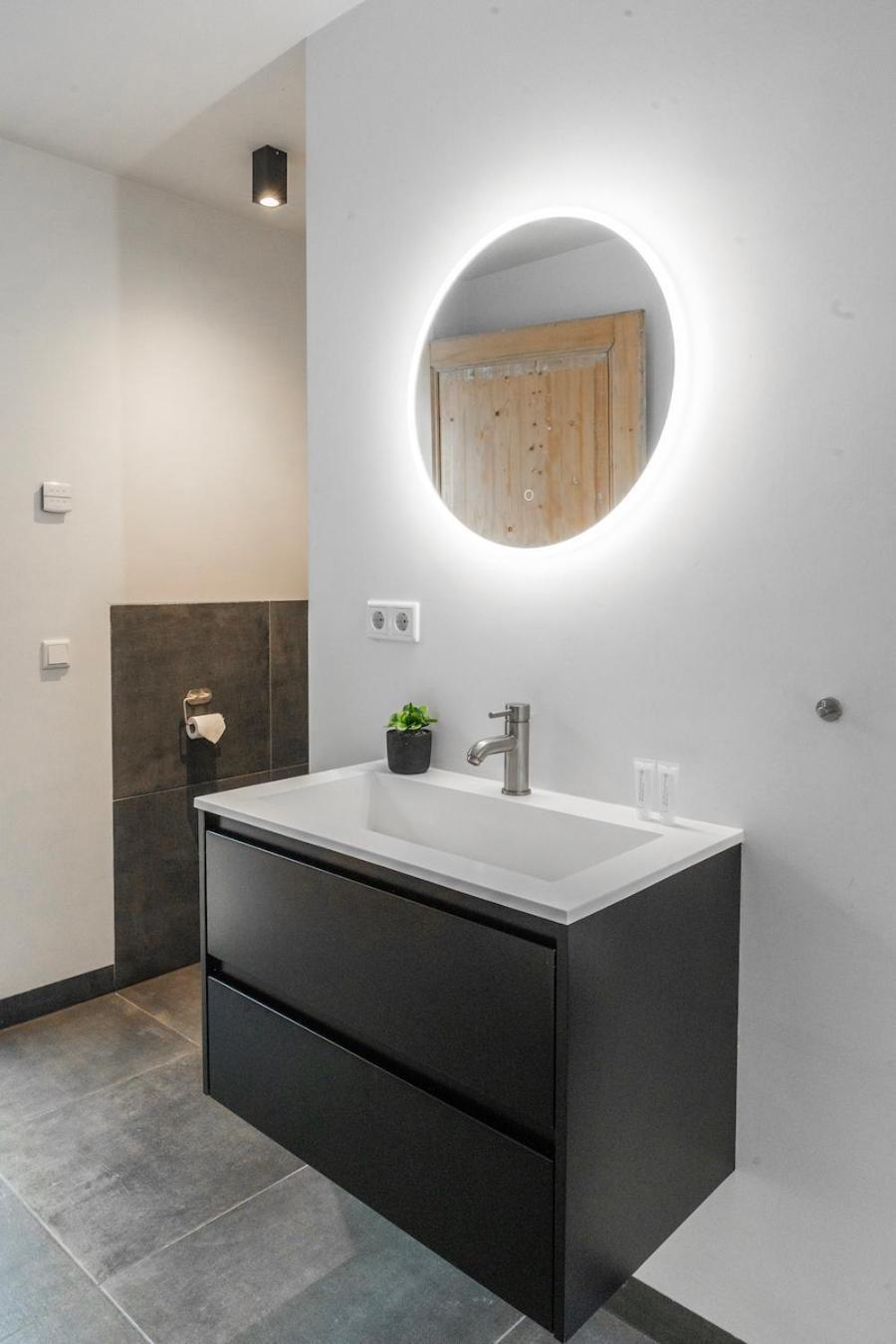 Xxl Loft With Bath Located Stadsvilla Tilburg Eksteriør bilde
